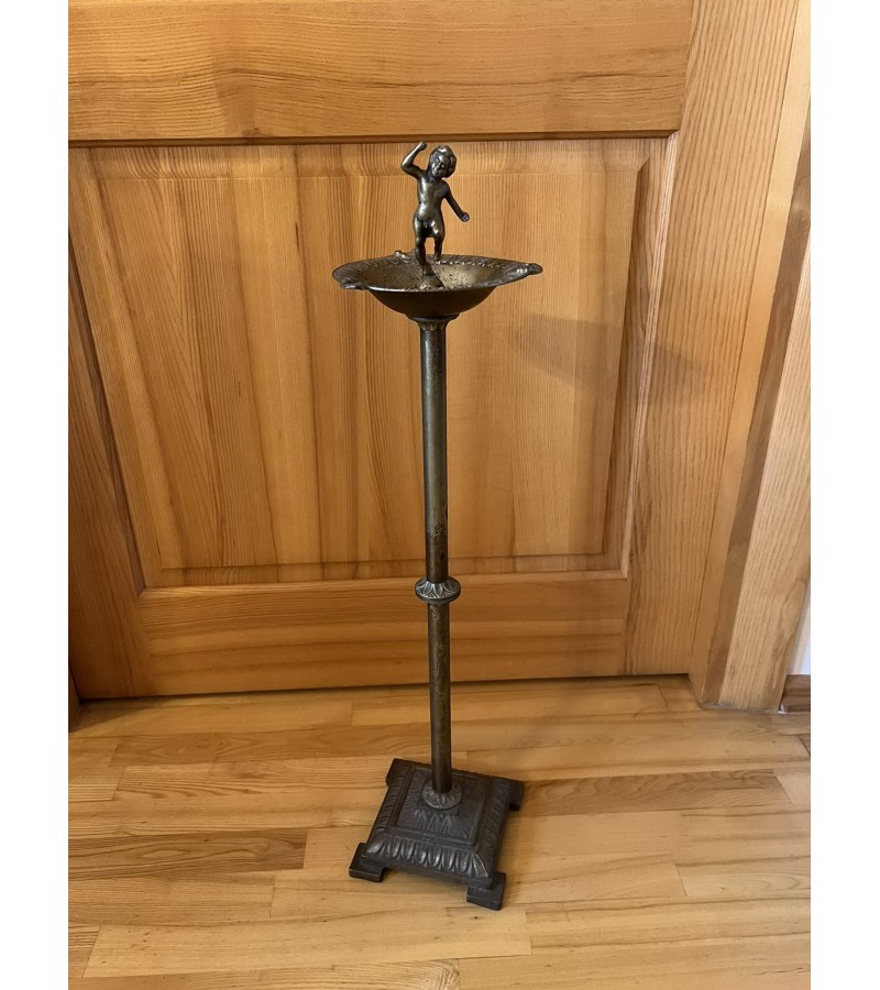 Peleninė pastatoma žalvarinė su berniuko statulėle. Aukštis 67 cm. Kaina 68