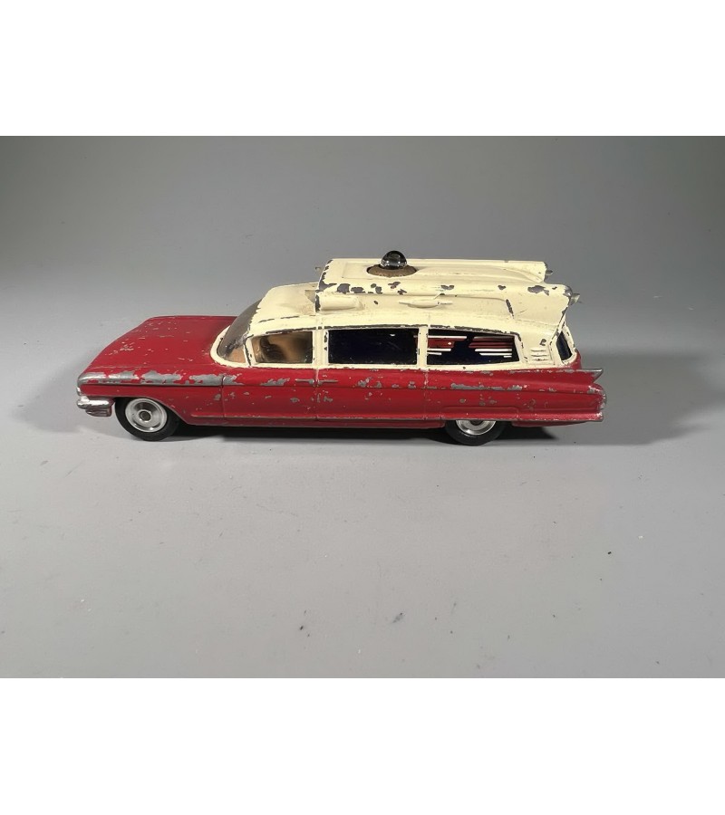 Mašinėlė, modeliukas Greitoji pagalba. 1962 m. Cadillac Superior Ambulance, CORGI. Made in Gr. Britain. Kaina 28