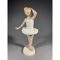 Statulėlė porcelianinė Little Ballerina. Mažoji balerina. Royal Doulton. Made in England. Kaina 46