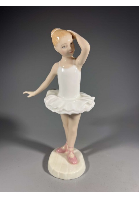 Statulėlė porcelianinė Little Ballerina. Mažoji balerina. Royal Doulton. Made in England. Kaina 46