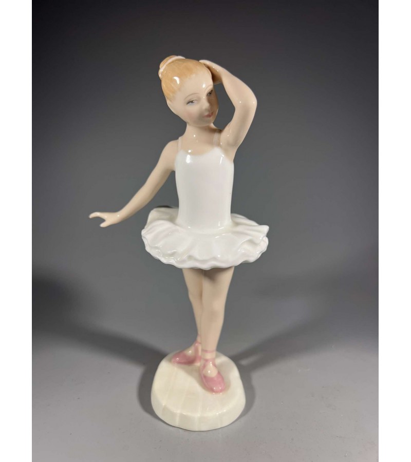 Statulėlė porcelianinė Little Ballerina. Mažoji balerina. Royal Doulton. Made in England. Kaina 46