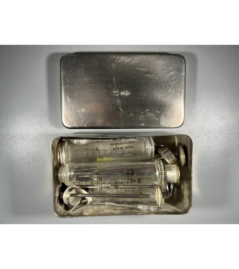 Sterilizatorius medicininis su švirkstais ir adatomis tarybinių, sovietinių laikų. Švirkštų 4 vnt. Kaina 28 už viską