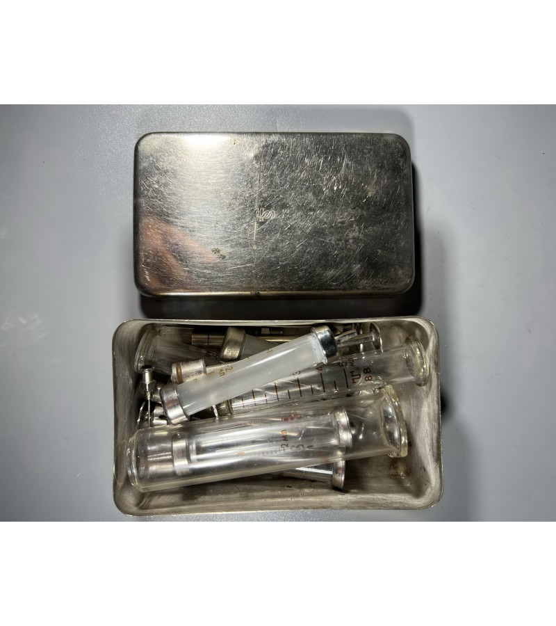 Sterilizatorius medicininis su švirkstais ir adatomis tarybinių, sovietinių laikų. Švirkštų 7 vnt. Kaina 33 už viską