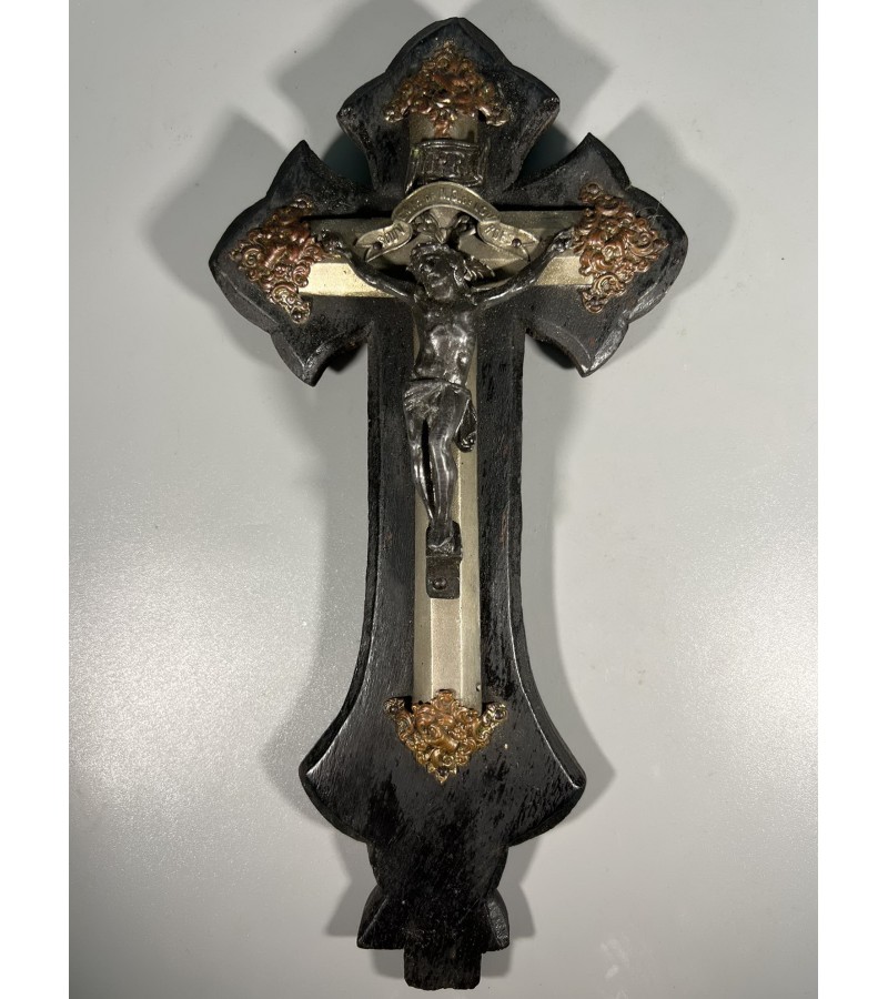 Nukryžiuotasis Jėzus metalinis, kryžius medinis, antikvarinis. Kaina 32
