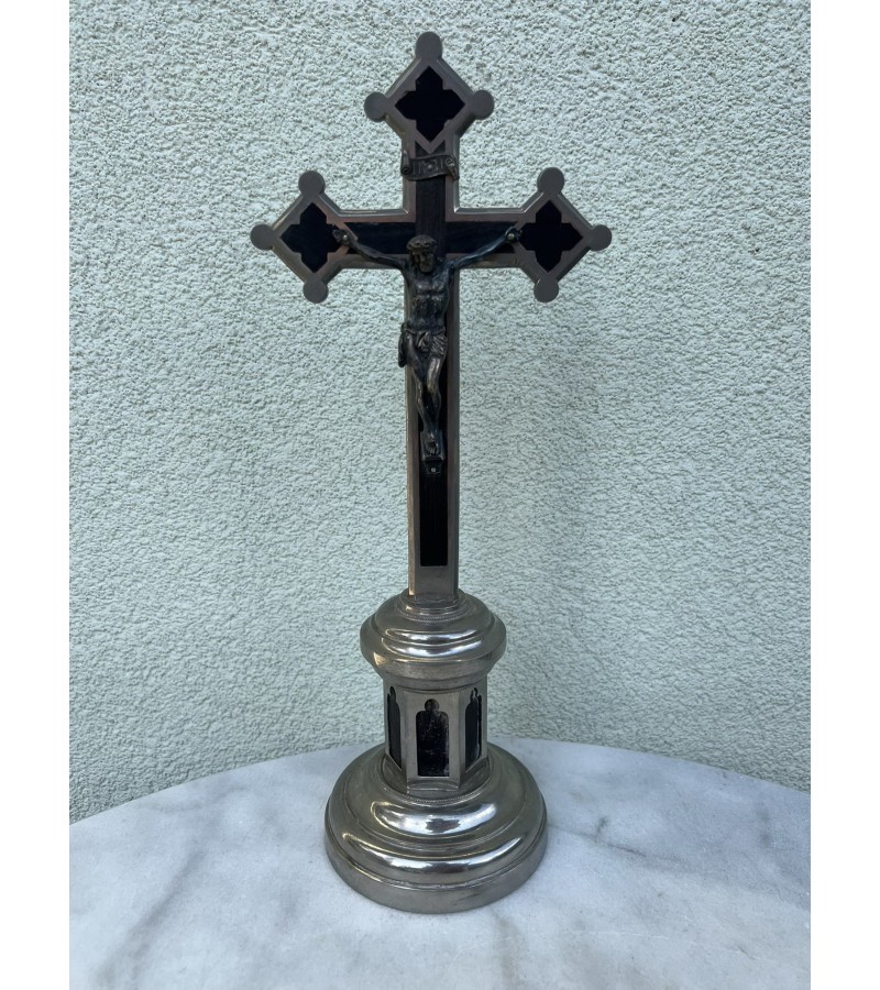 Kryžius, nukryžiuotasis antikvarinis, metalinis, pastatomas. Kaina 43