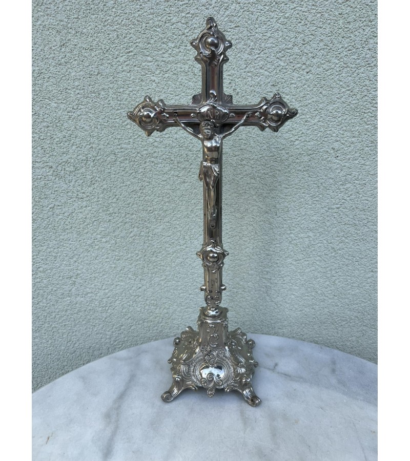 Kryžius, nukryžiuotasis antikvarinis, metalinis, pastatomas. Kaina 56