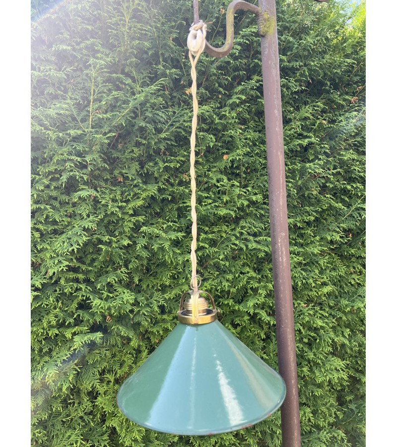 Lempa, šviestuvas emaliuotu skardiniu gaubtu, antikvarinis. Kaina 108