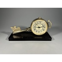 Laikrodis žadintuvas SLAVA rakto formos, pastatomas sovietinis, tarybinių laikų skirtas eksportui. Veikiantis. Kaina 36