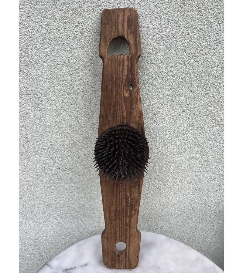 Šepetys linams šukuoti, linų šepetys, šukos - linų šukavimo įnagis medinis, antikvarinis geležiniu šepečiu. 1838 m. Kaina 78