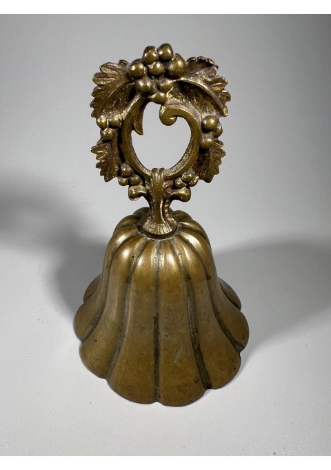 Varpelis bronzinis, antikvarinis puoštas vynuogių motyvais. Kaina 36