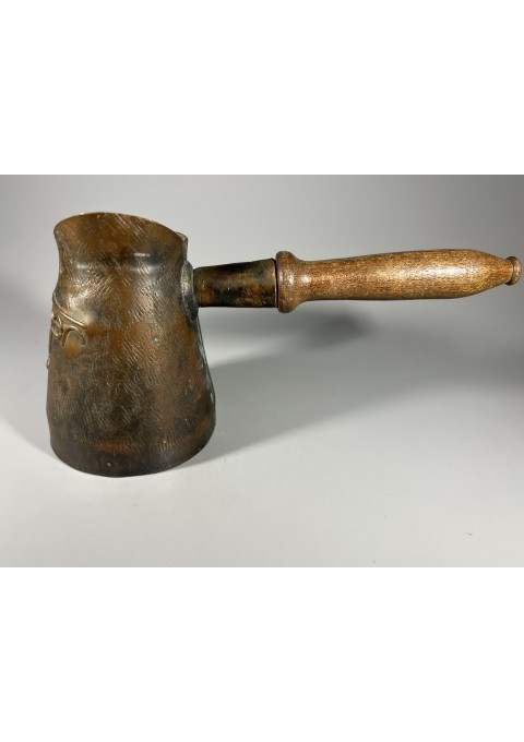 Indas varinis medine rankena kavai virti, antikvarinis, puoštas stilizuotu šturvalu. Talpa 240 ml. Kaina 28