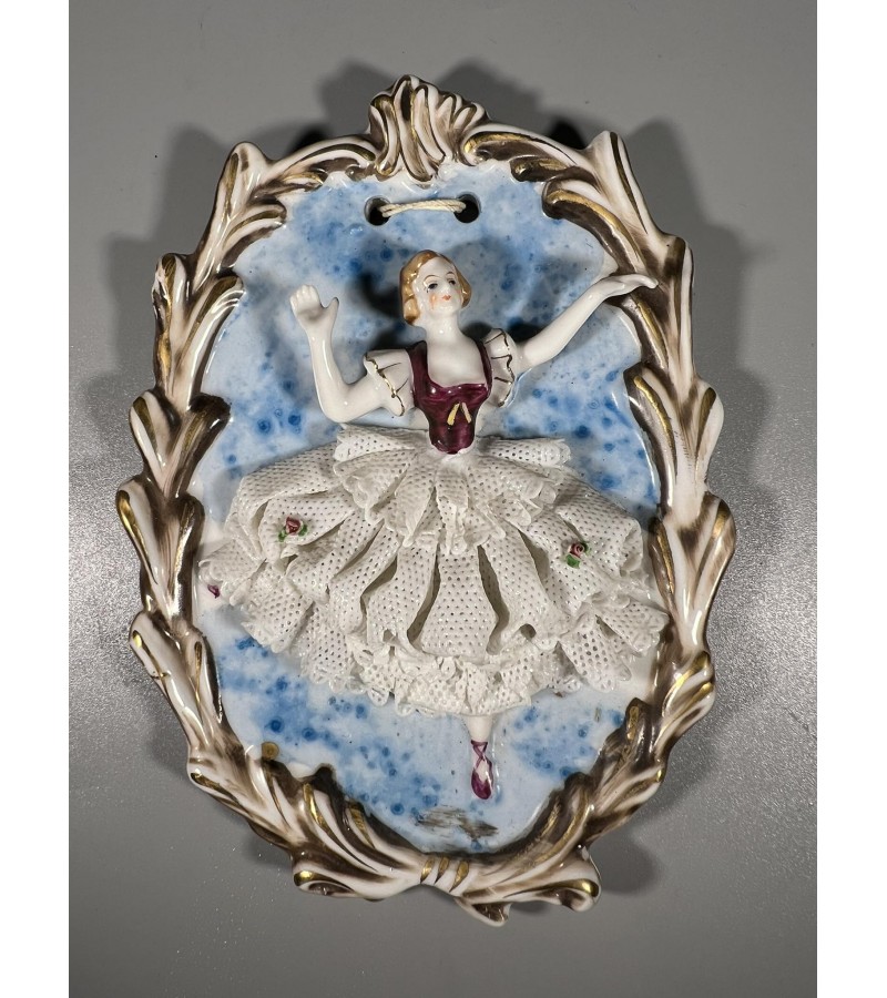 Paveikslėlis porcelianinis, reljefinis, antikvarinis Rokoko stiliaus. Kaina 28