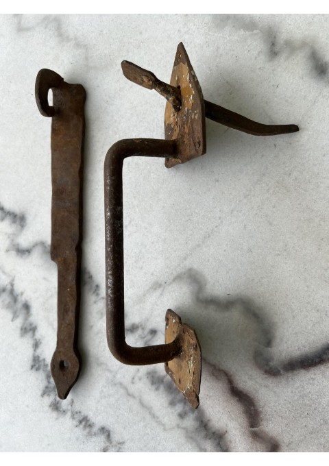 Durų rankena, klemka su užkabinimu, kaltinė, senoviška, autentiška, kaimiška rankena, antikvarinė. Kaina 28