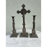 Kryžius pastatomas, nukryžiuotasis metalinis, pastatomas su dviem religinėm žvakidėm, antikvarinis komplektas. Kaina 87 už viską