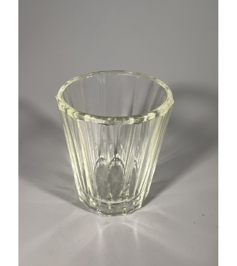 Stiklinė, stiklinaitė antikvarinė, tarpukario laikų. Talpa 60 ml. Kaina 16