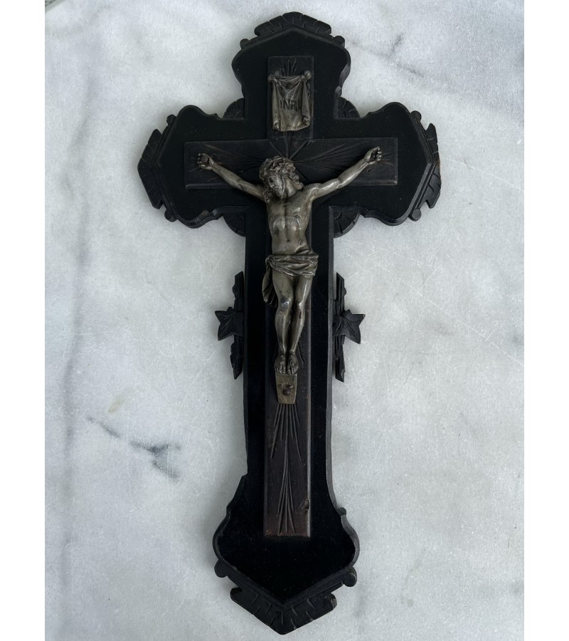 Nukryžiuotasis Jėzus metalinis, kryžius medinis, antikvarinis. Kaina 33