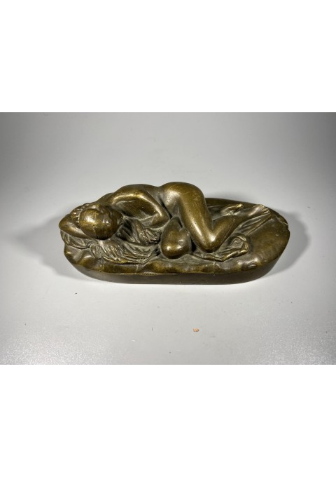 Statulėlė bronzinė, antikvarinė, prancūziška Gulinti moteris. Svoris 900 g. Kaina 87