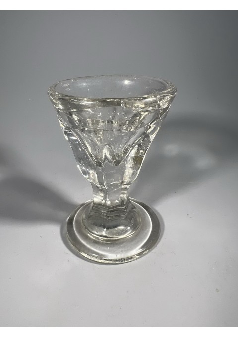 Taurelė, stikliukas antikvarinis, storo, masyvaus stiklo, Art Deco stiliaus, prancūziškas. Talpa 30 ml. Kaina 16