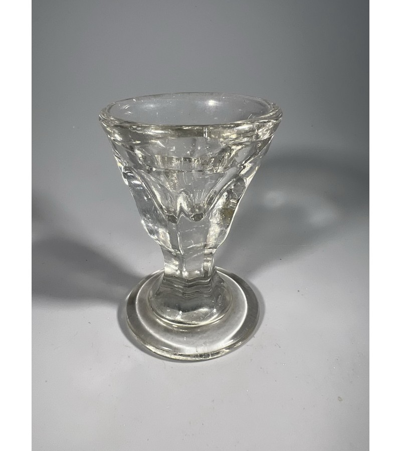 Taurelė, stikliukas antikvarinis, storo, masyvaus stiklo, Art Deco stiliaus, prancūziškas. Talpa 30 ml. Kaina 16