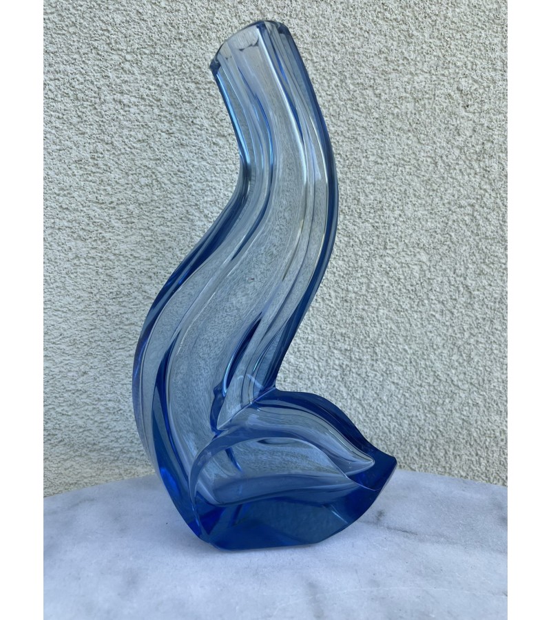Vaza, vazelė išskirtinės formos, melsvo Murano stiklo, antikvarinė. Svoris 1,5 kg. Kaina 128