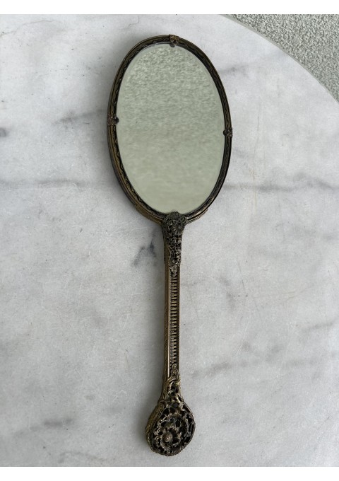 Veidrodėlis su rankena,  antikvarinis veidrodis puoštas gausiu ažūru, siuvinėjimu, prancūziškas. Kaina 73