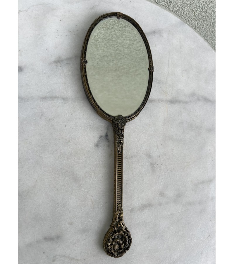 Veidrodėlis su rankena,  antikvarinis veidrodis puoštas gausiu ažūru, siuvinėjimu, prancūziškas. Kaina 73
