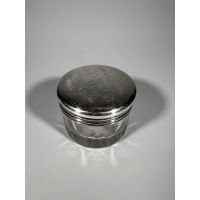 Stiklinė dėžutė antikvarinė, sidabruotu dangteliu. Kaina 8