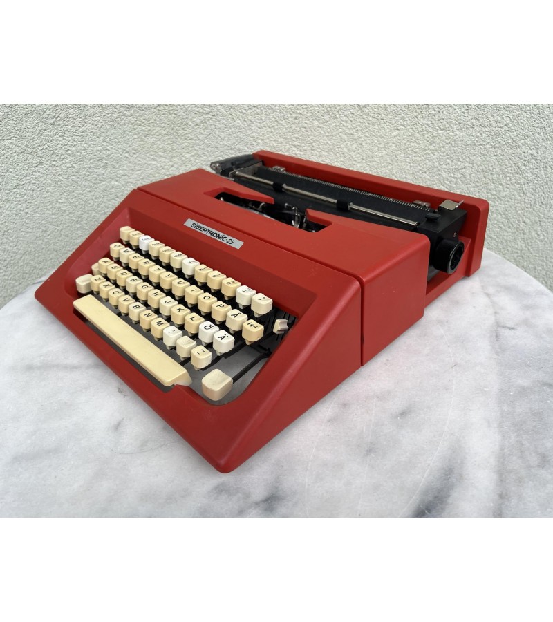 Rašomoji, spausdinimo mašinėlė nešiojama Silvertronic 25. 1960 m. Kaina 78