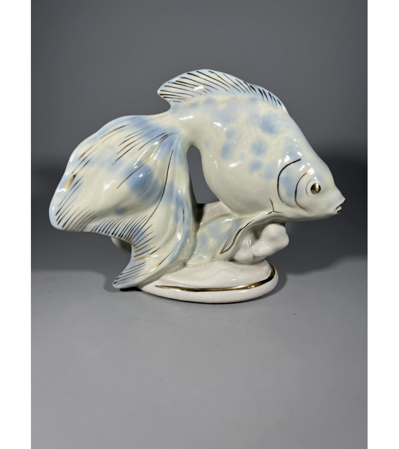 Statulėlė porcelianinė Žuvis. Auksinė žuvelė. RPR Rygos porceliano ir fajanso fabrikas. Pirkta Palangoje 1960 m. Kaina 46