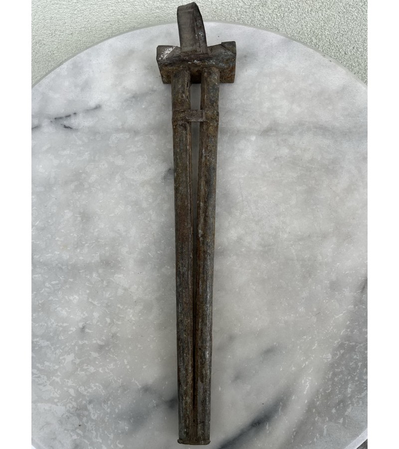 Žvakių liejimo forma dviguba, skardinė, antikvarinė, lietuviška. Ilgis 45 cm. Kaina 48