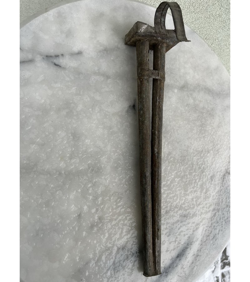 Žvakių liejimo forma dviguba, skardinė, antikvarinė, lietuviška. Ilgis 45 cm. Kaina 48