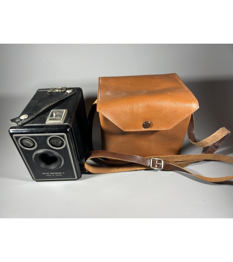 Fotoaparatas su dėklu antikvarinis Six-20 Brownie Model C. Made by Kodak. 1946-1953 m, Kaina 56