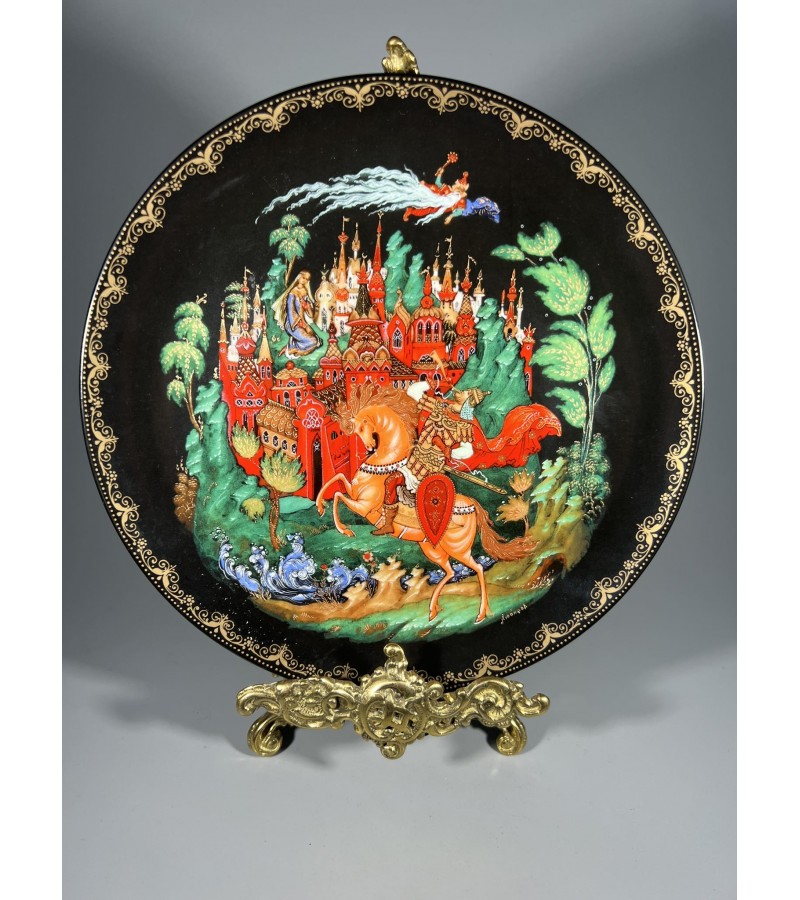 Lėkštė kolekcinė, porcelianinė, tapyta, rusų pasakos motyvais. Skersmuo 19,5 cm. Kaina 32