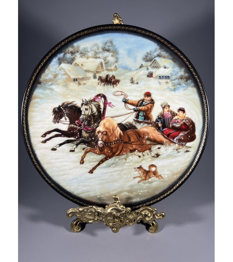 Lėkštė kolekcinė, porcelianinė, tapyta, rusų pasakos motyvais. Skersmuo 19,5 cm. Kaina 33