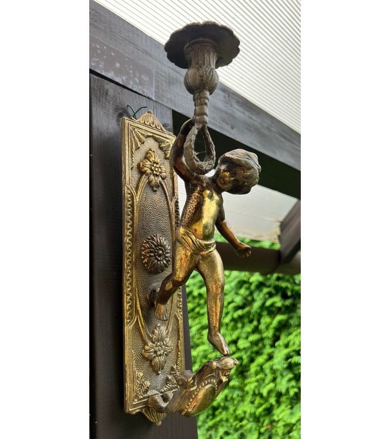 Žvakidė bronzinė , masyvi, sieninė, antikvarinio stiliaus. Svoris 1,8 kg. Kaina 143