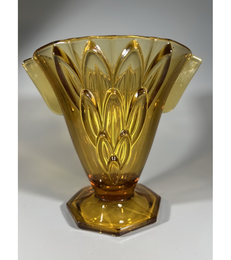 Vaza Art Deco stiliaus, gintaro spalvos presuoto stiklo, antikvarinė, tarpukario laikų. Čekoslovakija. 1930 m. Kaina 53