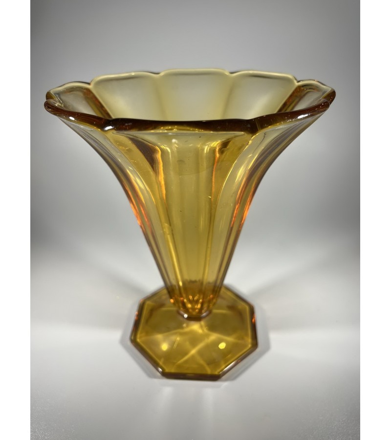 Vaza Art Deco stiliaus, gintaro spalvos presuoto stiklo, antikvarinė, tarpukario laikų. Čekoslovakija. 1930 m. Kaina 63