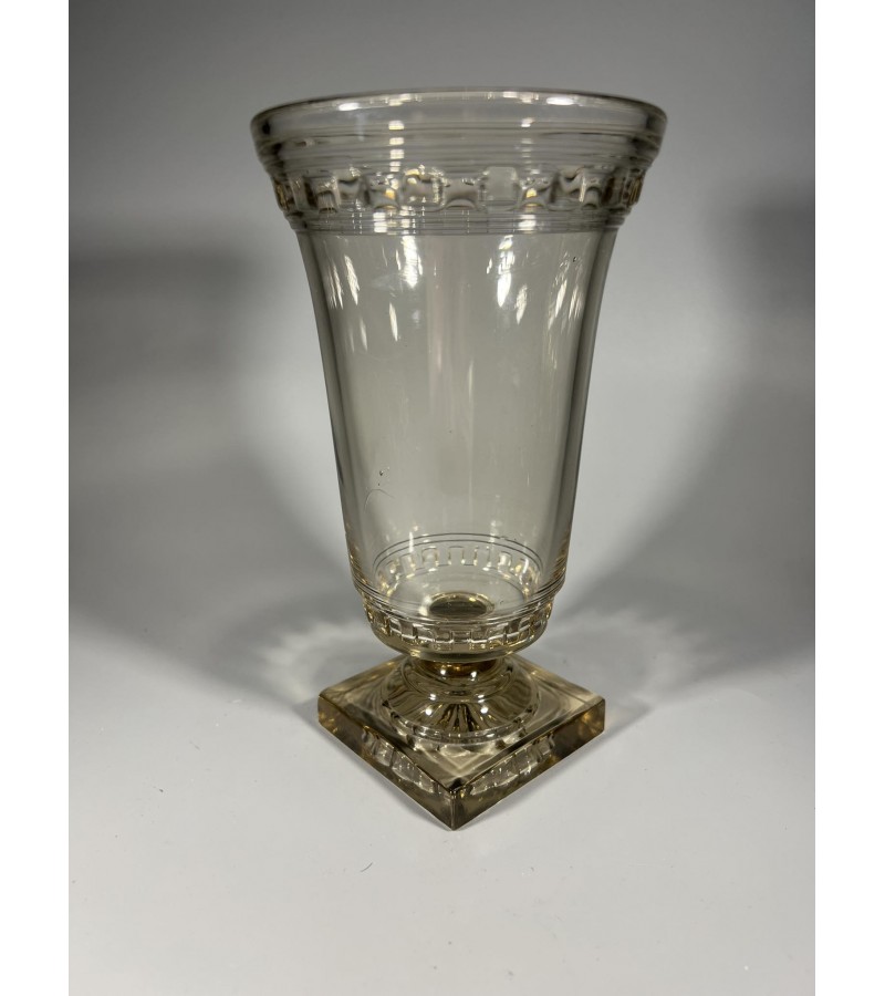 Vaza Art Deco stiliaus, Pokalvas skaidraus stiklo, antikvarinė, tarpukario laikų. Švedija. 1920-30 m. Kaina 32