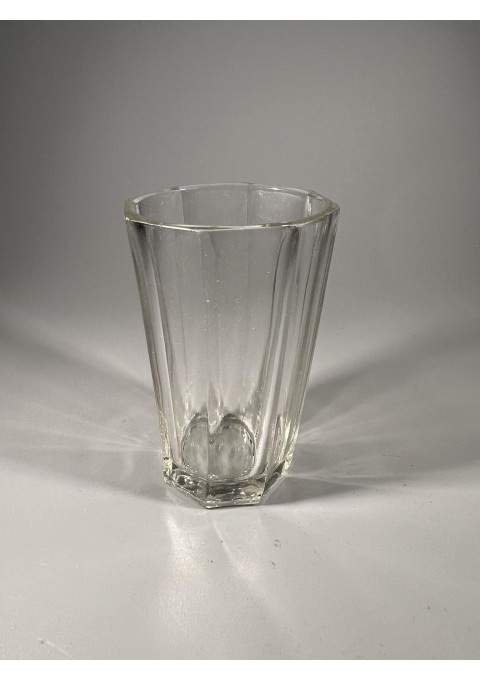 Stiklinė, stiklinaitė šimtagramė antikvarinė, tarpukario laikų. Talpa 100 ml. Kaina 27