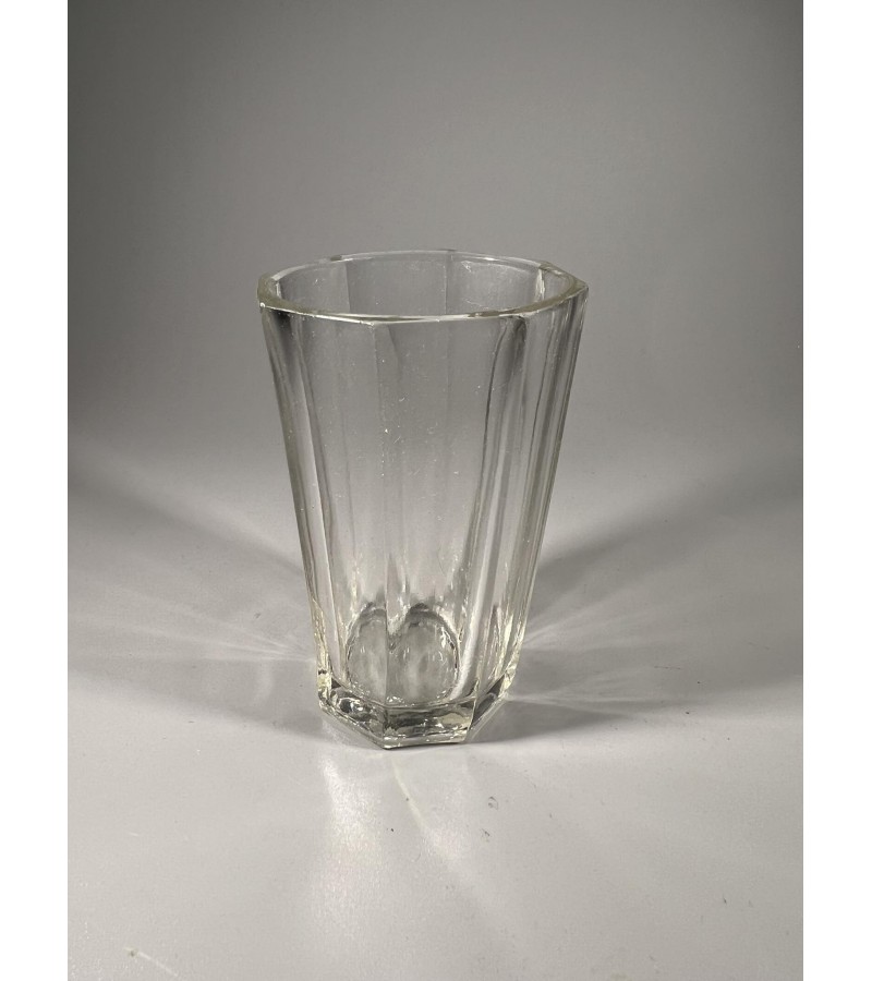 Stiklinė, stiklinaitė šimtagramė antikvarinė, tarpukario laikų. Talpa 100 ml. Kaina 27