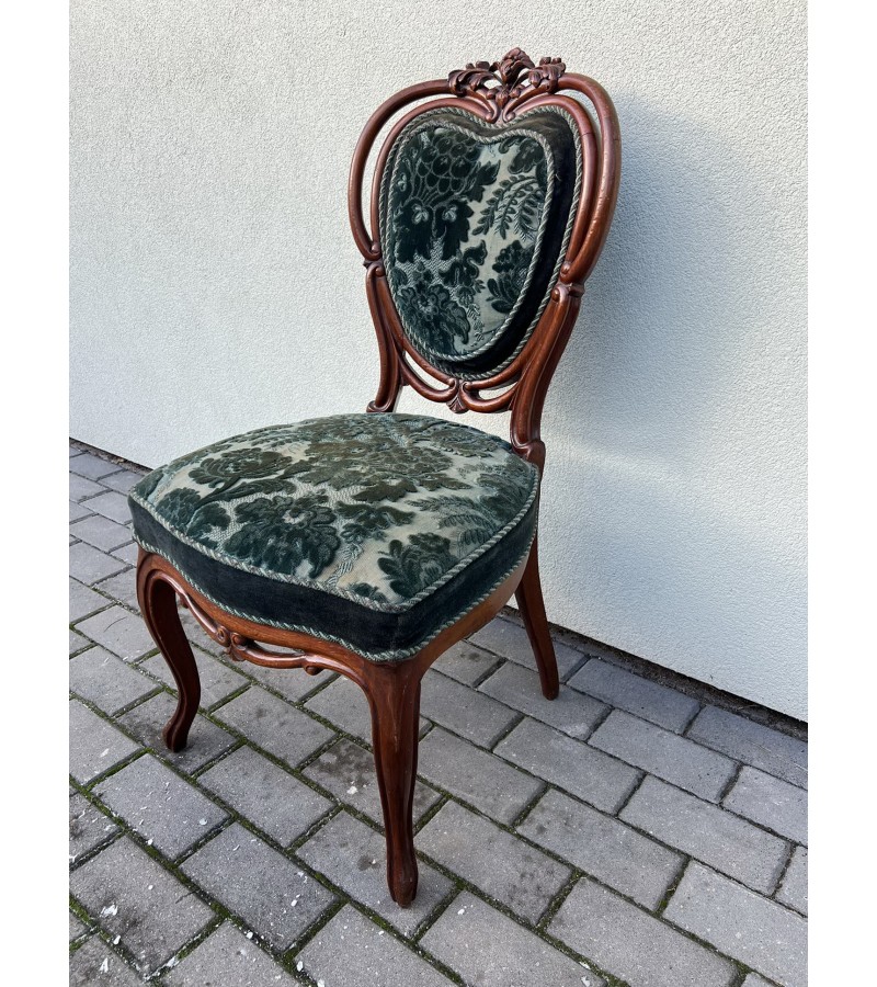 Kėdė antikvarinė puošta drožiniais. Tvirta. Kaina 163
