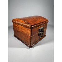 Skrynelė, medinė dėžutė antikvarinio stiliaus. Kaina 23