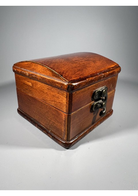 Skrynelė, medinė dėžutė antikvarinio stiliaus. Kaina 23