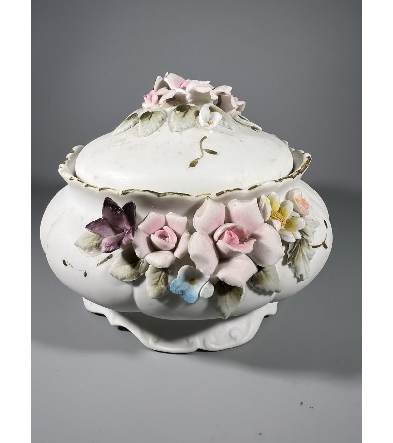 Cukrinė porcelianinė, biskvito, puošta gėlėmis. Kaina 12