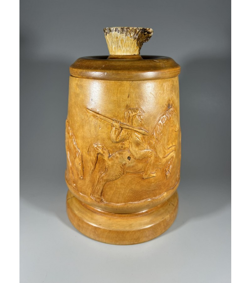 Dėžutė medinė, antikvarinė, cilindro formos, rago rankenėle, puošta reljefiniu raiteliu. Kaina 43