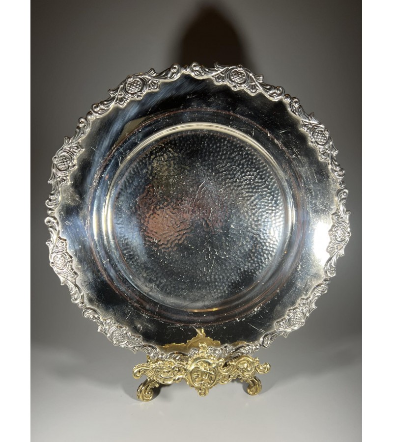 Lėkštė apvali, metalinė sidabruota puošta reljefine ornamentika. Skersmuo 32 cm. Kaina 33