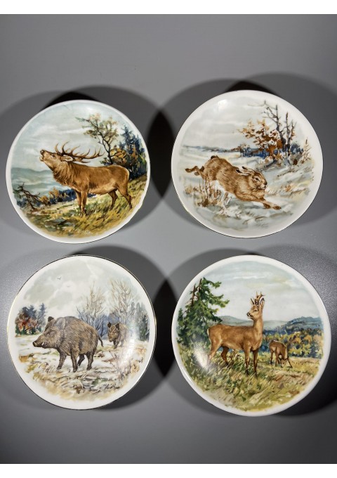 Lėkštutės porcelianinės Medžioklės tema. Skersmuo 14 cm. 4 vnt. Kaina po 12