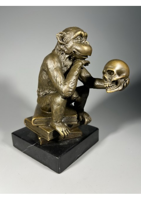 Statulėlė "Affe mit Schädel“ Beždžionė su kaukole vokiečių skulptoriaus Hugo Rheinholdo kūrinys. Ši bronzinė figūrėlės kopija pagaminta Paryžiuje. Kaina 217