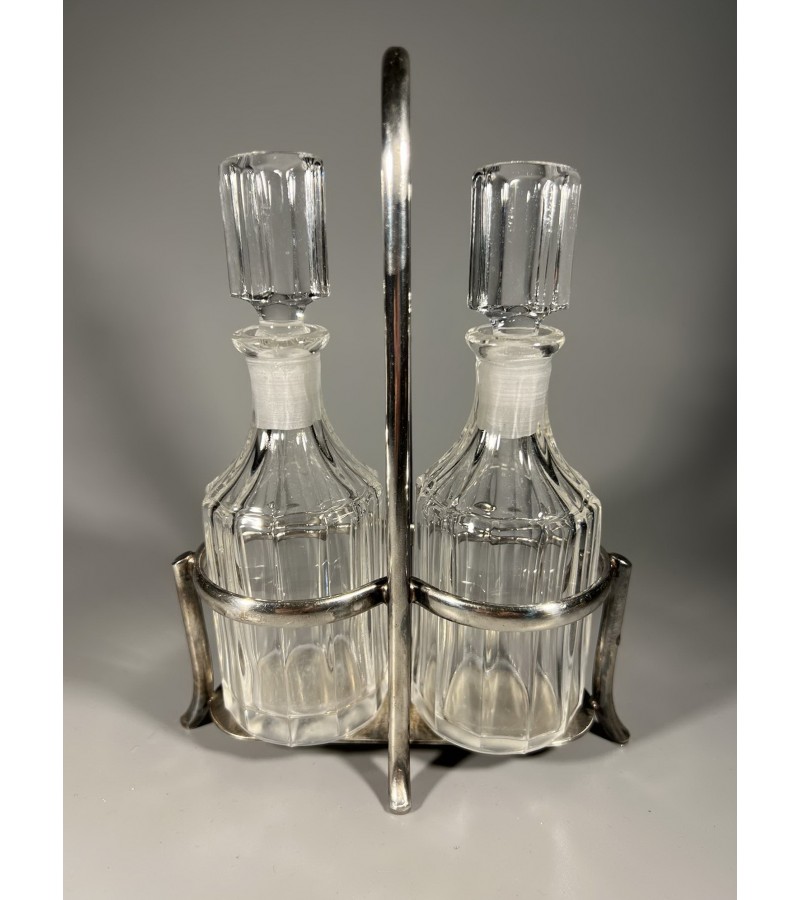 Rinkinys, buteliukai aliejui, actui sidabruotame stovelyje, antikvariniai GEBR.HEPP. Vokietija. Kaina 43