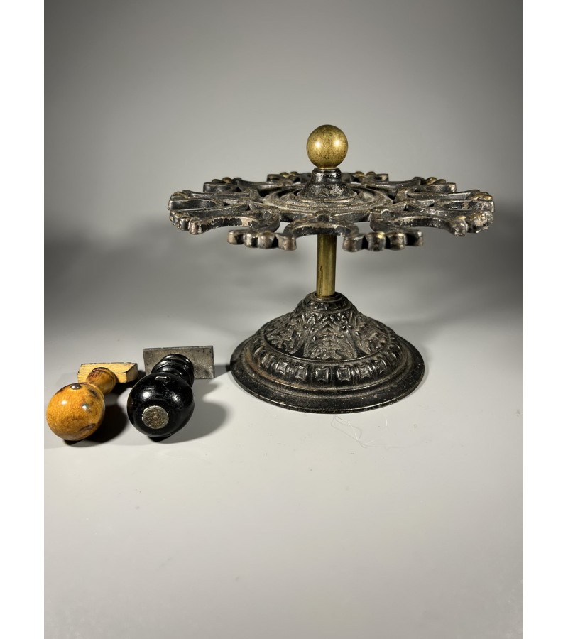 Spaudų, štampų laikiklis, stovas, ketaus, špižinis, antikvarinis. XIX a. Kaina 128